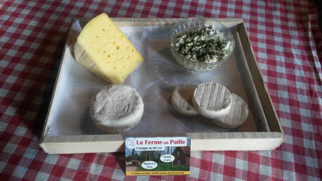 Plateau de fromages de la ferme en paille